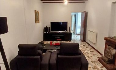 CHALET SOBRE INMENSO LOTE DE 9,02 X 42,70 SON 6 AMBIENTES CON PARQUE PISCNA Y QUINCHO CON SUM Y DEP.