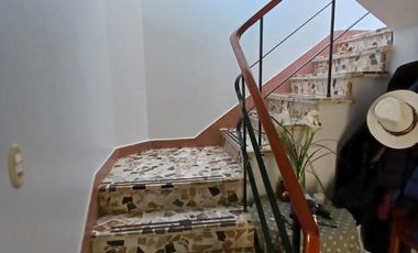 CHALET SOBRE INMENSO LOTE DE 9,02 X 42,70 SON 6 AMBIENTES CON PARQUE PISCNA Y QUINCHO CON SUM Y DEP.