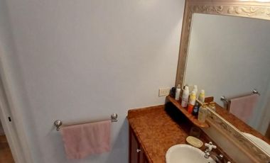 CHALET SOBRE INMENSO LOTE DE 9,02 X 42,70 SON 6 AMBIENTES CON PARQUE PISCNA Y QUINCHO CON SUM Y DEP.