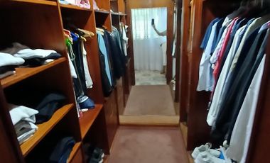 CHALET SOBRE INMENSO LOTE DE 9,02 X 42,70 SON 6 AMBIENTES CON PARQUE PISCNA Y QUINCHO CON SUM Y DEP.