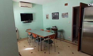 CHALET SOBRE INMENSO LOTE DE 9,02 X 42,70 SON 6 AMBIENTES CON PARQUE PISCNA Y QUINCHO CON SUM Y DEP.