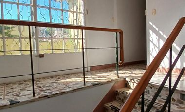 CHALET SOBRE INMENSO LOTE DE 9,02 X 42,70 SON 6 AMBIENTES CON PARQUE PISCNA Y QUINCHO CON SUM Y DEP.