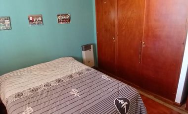 CHALET SOBRE INMENSO LOTE DE 9,02 X 42,70 SON 6 AMBIENTES CON PARQUE PISCNA Y QUINCHO CON SUM Y DEP.