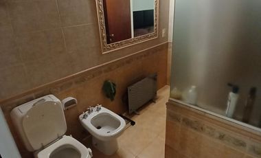 CHALET SOBRE INMENSO LOTE DE 9,02 X 42,70 SON 6 AMBIENTES CON PARQUE PISCNA Y QUINCHO CON SUM Y DEP.