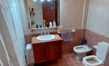 CHALET SOBRE INMENSO LOTE DE 9,02 X 42,70 SON 6 AMBIENTES CON PARQUE PISCNA Y QUINCHO CON SUM Y DEP.