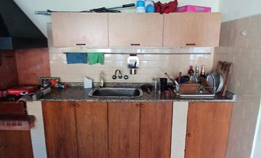 CHALET SOBRE INMENSO LOTE DE 9,02 X 42,70 SON 6 AMBIENTES CON PARQUE PISCNA Y QUINCHO CON SUM Y DEP.