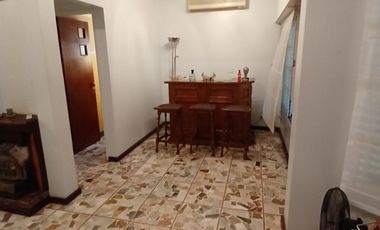 CHALET SOBRE INMENSO LOTE DE 9,02 X 42,70 SON 6 AMBIENTES CON PARQUE PISCNA Y QUINCHO CON SUM Y DEP.