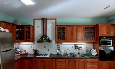 CHALET SOBRE INMENSO LOTE DE 9,02 X 42,70 SON 6 AMBIENTES CON PARQUE PISCNA Y QUINCHO CON SUM Y DEP.