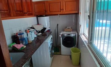 CHALET SOBRE INMENSO LOTE DE 9,02 X 42,70 SON 6 AMBIENTES CON PARQUE PISCNA Y QUINCHO CON SUM Y DEP.