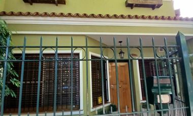 CHALET SOBRE INMENSO LOTE DE 9,02 X 42,70 SON 6 AMBIENTES CON PARQUE PISCNA Y QUINCHO CON SUM Y DEP.