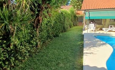 CHALET SOBRE INMENSO LOTE DE 9,02 X 42,70 SON 6 AMBIENTES CON PARQUE PISCNA Y QUINCHO CON SUM Y DEP.