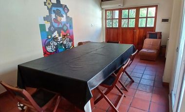 CHALET SOBRE INMENSO LOTE DE 9,02 X 42,70 SON 6 AMBIENTES CON PARQUE PISCNA Y QUINCHO CON SUM Y DEP.