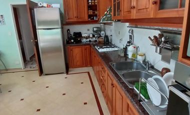 CHALET SOBRE INMENSO LOTE DE 9,02 X 42,70 SON 6 AMBIENTES CON PARQUE PISCNA Y QUINCHO CON SUM Y DEP.