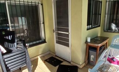 CHALET SOBRE INMENSO LOTE DE 9,02 X 42,70 SON 6 AMBIENTES CON PARQUE PISCNA Y QUINCHO CON SUM Y DEP.