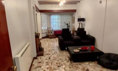 CHALET SOBRE INMENSO LOTE DE 9,02 X 42,70 SON 6 AMBIENTES CON PARQUE PISCNA Y QUINCHO CON SUM Y DEP.