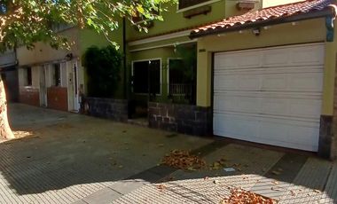 CHALET SOBRE INMENSO LOTE DE 9,02 X 42,70 SON 6 AMBIENTES CON PARQUE PISCNA Y QUINCHO CON SUM Y DEP.