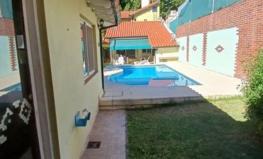 CHALET SOBRE INMENSO LOTE DE 9,02 X 42,70 SON 6 AMBIENTES CON PARQUE PISCNA Y QUINCHO CON SUM Y DEP.