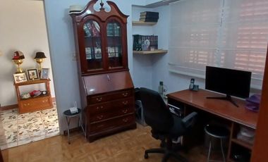 CHALET SOBRE INMENSO LOTE DE 9,02 X 42,70 SON 6 AMBIENTES CON PARQUE PISCNA Y QUINCHO CON SUM Y DEP.