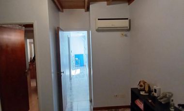 CHALET SOBRE INMENSO LOTE DE 9,02 X 42,70 SON 6 AMBIENTES CON PARQUE PISCNA Y QUINCHO CON SUM Y DEP.