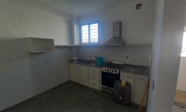 DEPARTAMENTO 3 AMBIENTES MUY AMPLIO, CON GARAGE Y TERRAZA. VILLA LUZURIAGA