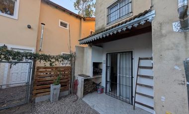 BARRIO JARDINES DE ESCOBAR - TRIPLEX en alquiler temporario Amueblado.-