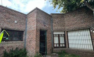 VENDO CASA (ZONA COLEGIO ALEMAN)-NO APTA CREDITO-