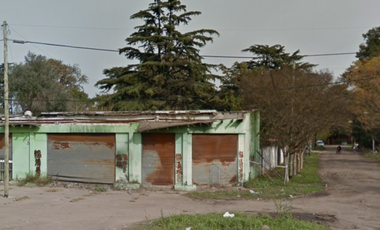 GRAN ESQUINA sobre Ruta 8 en Venta casa amplia + local para demoler sobre TRES LOTES