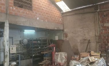 Gran galpón para la VENTA 256 m2 de piso hormigonado + dependencia + toilette
