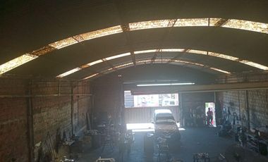 Gran galpón para la VENTA 256 m2 de piso hormigonado + dependencia + toilette