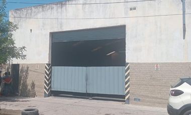 Gran galpón para la VENTA 256 m2 de piso hormigonado + dependencia + toilette