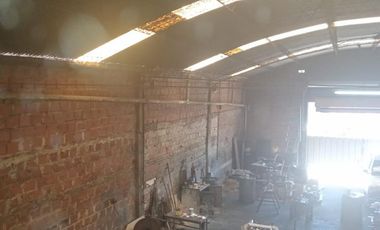 Gran galpón para la VENTA 256 m2 de piso hormigonado + dependencia + toilette