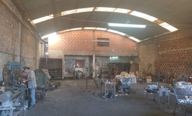 Gran galpón para la VENTA 256 m2 de piso hormigonado + dependencia + toilette