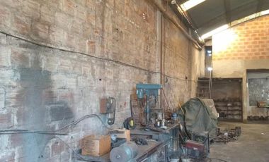 Gran galpón para la VENTA 256 m2 de piso hormigonado + dependencia + toilette