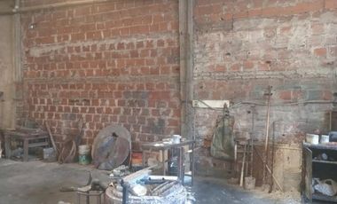 Gran galpón para la VENTA 256 m2 de piso hormigonado + dependencia + toilette