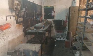 Gran galpón para la VENTA 256 m2 de piso hormigonado + dependencia + toilette