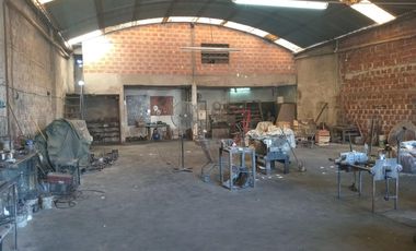 Gran galpón para la VENTA 256 m2 de piso hormigonado + dependencia + toilette