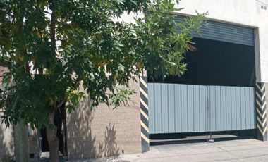 Gran galpón para la VENTA 256 m2 de piso hormigonado + dependencia + toilette