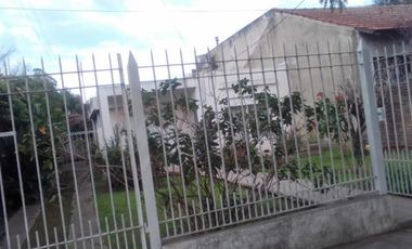 Casa de 3 Ambientes C/ Espacio Guarda Coche y Fondo Libre Parquizado