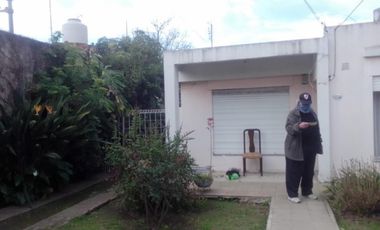 Casa de 3 Ambientes C/ Espacio Guarda Coche y Fondo Libre Parquizado