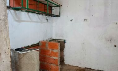 CASA 5 AMBIENTES A RECICLAR SOBRE LOTE 8..66 X 36 TIENE PLANOS APROBADOS ESCUCHA PROPUESTA