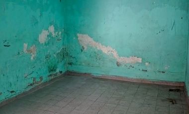 CASA 5 AMBIENTES A RECICLAR SOBRE LOTE 8..66 X 36 TIENE PLANOS APROBADOS ESCUCHA PROPUESTA