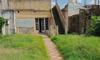 CASA 5 AMBIENTES A RECICLAR SOBRE LOTE 8..66 X 36 TIENE PLANOS APROBADOS ESCUCHA PROPUESTA