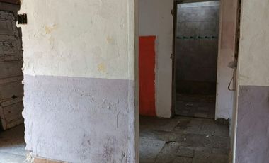 CASA 5 AMBIENTES A RECICLAR SOBRE LOTE 8..66 X 36 TIENE PLANOS APROBADOS ESCUCHA PROPUESTA