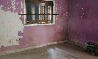CASA 5 AMBIENTES A RECICLAR SOBRE LOTE 8..66 X 36 TIENE PLANOS APROBADOS ESCUCHA PROPUESTA
