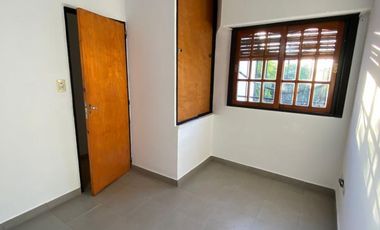 DUPLEX 4 AMBIENTES EN 2 PLANTAS CON COCHERA PROPIA Y PATIO, EXCELENTE ESTADO Y UBICACIÓN, VILLA LUZURIAGA