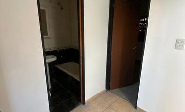 DUPLEX 4 AMBIENTES EN 2 PLANTAS CON COCHERA PROPIA Y PATIO, EXCELENTE ESTADO Y UBICACIÓN, VILLA LUZURIAGA
