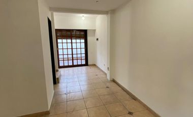 DUPLEX 4 AMBIENTES EN 2 PLANTAS CON COCHERA PROPIA Y PATIO, EXCELENTE ESTADO Y UBICACIÓN, VILLA LUZURIAGA