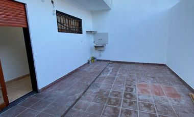 DUPLEX 4 AMBIENTES EN 2 PLANTAS CON COCHERA PROPIA Y PATIO, EXCELENTE ESTADO Y UBICACIÓN, VILLA LUZURIAGA