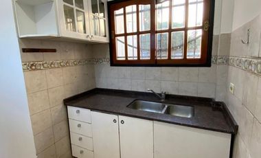 DUPLEX 4 AMBIENTES EN 2 PLANTAS CON COCHERA PROPIA Y PATIO, EXCELENTE ESTADO Y UBICACIÓN, VILLA LUZURIAGA