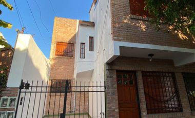 DUPLEX 4 AMBIENTES EN 2 PLANTAS CON COCHERA PROPIA Y PATIO, EXCELENTE ESTADO Y UBICACIÓN, VILLA LUZURIAGA